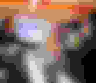 Commerçante offrant du chocolat aux clients