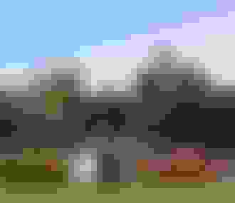 Canoé sur la pelouse à Moret-sur-Loing