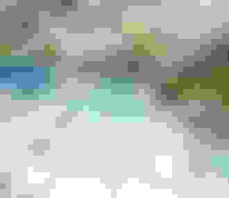 Personnes dans les piscines d&%2523039;Aquaboulevard avec toboggans