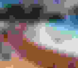 Espace de plein air à Aquaboulevard avec piscine%252C fontaine%252C espace de détente et toboggans.