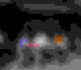 Couple prenant un petit déjeuner assis à une terrasse