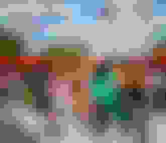 Gens en terrasse à la Guinguette La Javelle