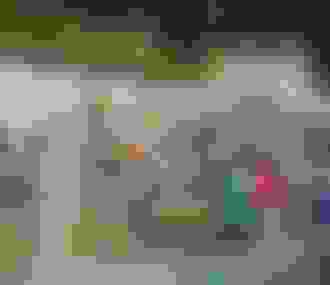 Ambiance détendue sous la halle de la Cité Fertile : entre plage urbaine%252C stands de vêtements et moments partagés%252C un espace où la ville respire autrement.