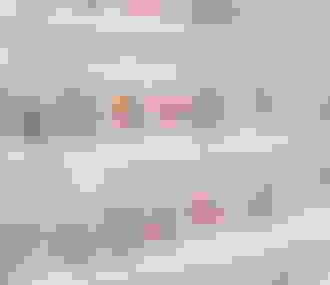 Vitrine de tablettes de chocolat représentant la France tels que La Joconde%252C Napoléon%252C la Tour Eiffel ou encore le Moulin Rouge