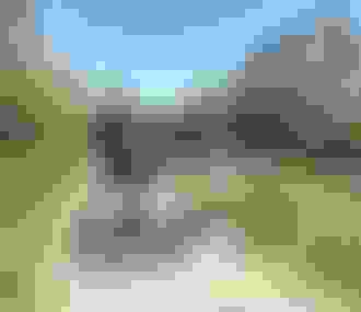 Vélo stationné sur un chemin boisé au bord d&%2523039;un canal