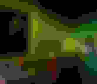 Des touristes admirant une peinture à la maison de Victor Hugo