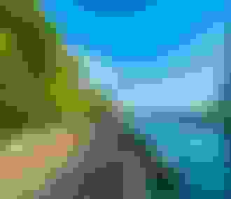 Coureurs sur les berges de Seine en face de la Tour Eiffel lors du Marathon de Paris