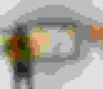 Visiteur regardant une toile au Musée Maurice Denis