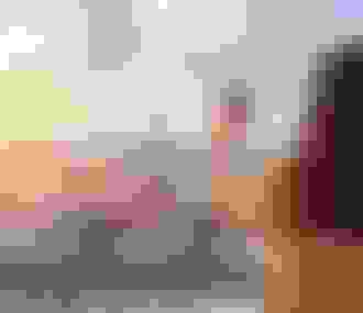 Une femme de dos prend une photo de la tour Eiffel à partir de l&%2523039;observatoire tour Montparnasse