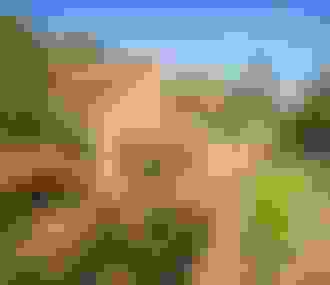 Paysage avec maisons%252C le long d&%2523039;un cours d&%2523039;eau avec petits pont d&%2523039;accès et chemin de randonnée