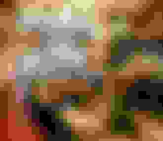 Intérieur du restaurant BigLove Caffé%252C ambiance bistrot avec jambons suspendus à l&%2523039;entrée