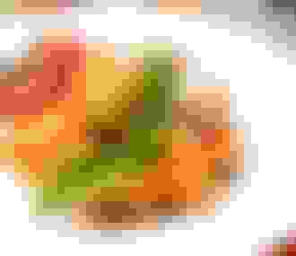 Assiette de pâtes à la tomate et au basilic