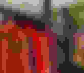 Vêtements accrochés sur cintres dans la boutique Roseanna