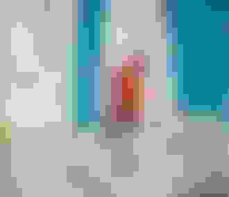 Jeune garçon grimpant sur un mur d&%2523039;escalade