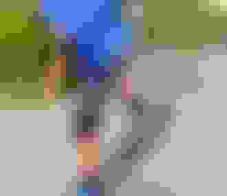 Enfant faisant une figure dans un skatepark