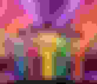 Acteurs en représentation coiffés de coupes afro%252C d&%2523039;habits colorés et de pantalons pattes d&%2523039;éléphant.